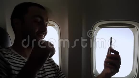 在飞机上旅行的男人自拍搞笑视频的预览图