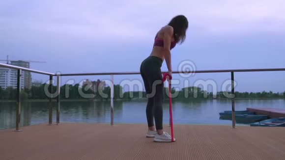 健身妇女用健身带做截肢视频的预览图