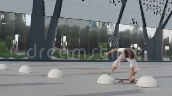 年轻的职业女滑板运动员在公园玩花样视频的预览图