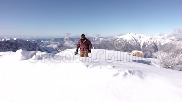一个滑雪板的家伙在雪地里高高地在山上视频的预览图