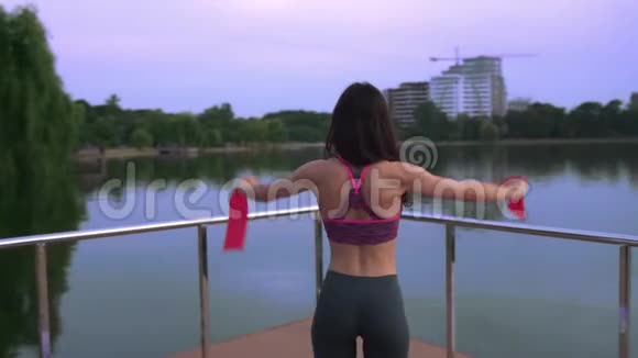 女人用健身磁带热身视频的预览图