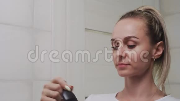 在镜子里的女人脸上贴着黏土面具视频的预览图