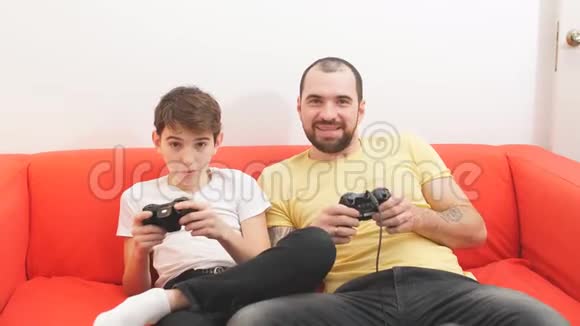 父亲和孩子玩电脑电子游戏视频的预览图