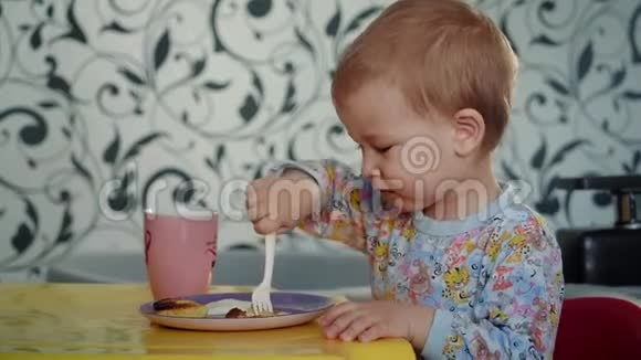 可爱的宝宝吃奶酪煎饼视频的预览图