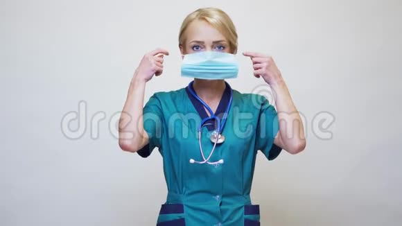 医生护士女士听诊器在浅灰色背景戴防护面罩视频的预览图