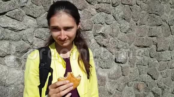 那个女孩吃饭时打嗝有趣的情绪一份快餐街上有一个汉堡包干肉视频的预览图