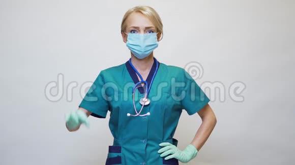 医生护士戴着防护面具和乳胶手套的妇女显示OK标志视频的预览图