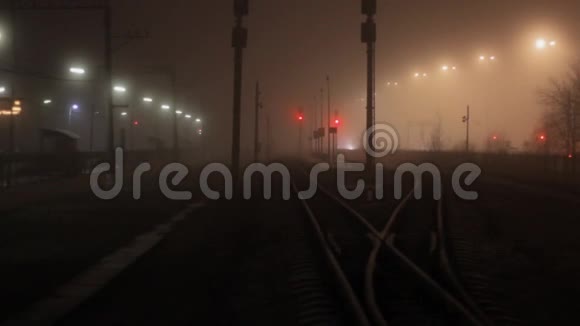 雾夜中的铁路岔路口视频的预览图