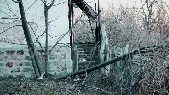 在山上废弃的旧房子上的楼梯视频的预览图
