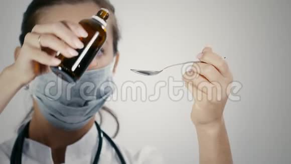 医生把药从瓶子里滴到勺子里视频的预览图