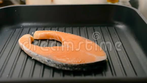在黑锅里烤鲑鱼视频的预览图