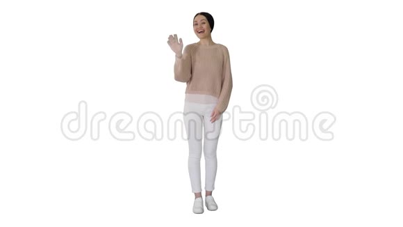 幸福的年轻女子挥手迎接你的白色背景视频的预览图