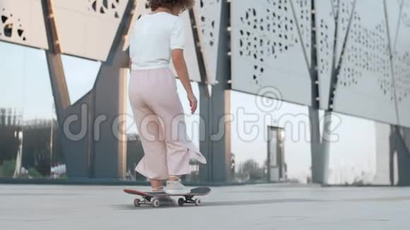 带滑板的嬉皮士和时尚女青年视频的预览图