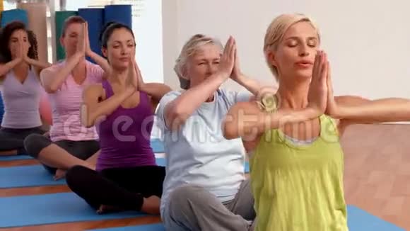 健身工作室瑜伽课视频的预览图