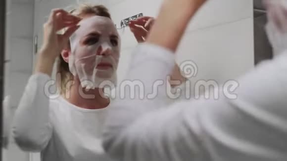 女人摘下脸上的面具照镜子视频的预览图
