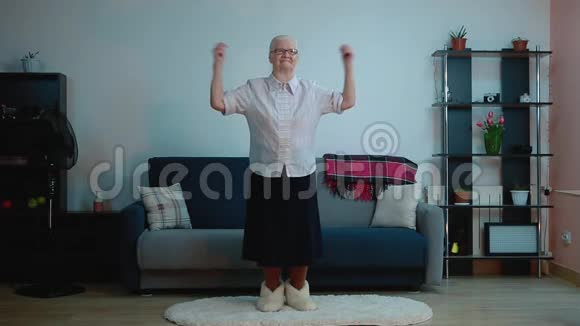 一位老年妇女在房间里做运动视频的预览图