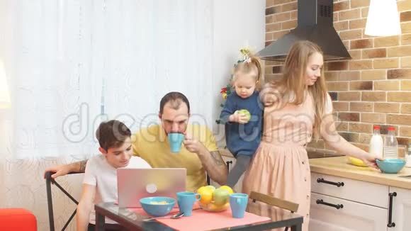 小心的父母和可爱的孩子一起在厨房视频的预览图