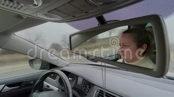 女驾车镜景视频的预览图