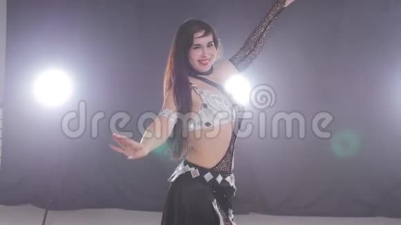 年轻漂亮的女人跳舞肚皮舞视频的预览图