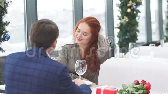 年轻漂亮的白种人夫妇在餐厅庆祝圣瓦伦丁节视频的预览图