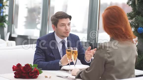 年轻漂亮的女士和帅哥吃晚饭在餐馆庆祝视频的预览图