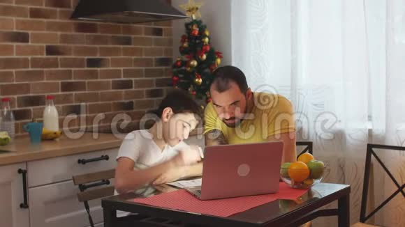 年轻的父亲和在家学习的孩子视频的预览图
