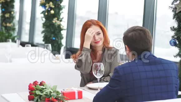 红发迷人的女士和英俊的胡须男人穿着燕尾服约会视频的预览图