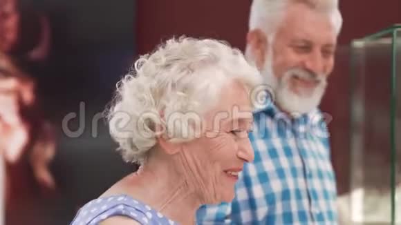 微笑成熟的女士和买奢侈品珠宝的胡子男人视频的预览图
