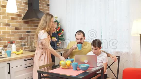 可爱的家人在厨房吃早餐视频的预览图