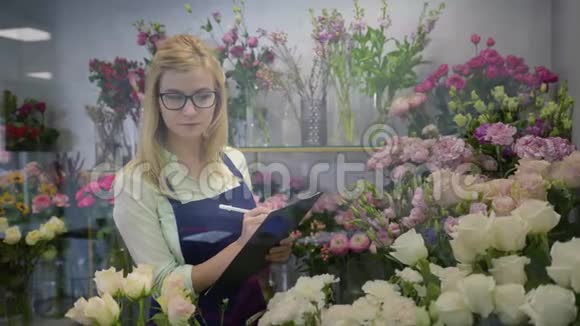 一个在花店工作的小企业的专业花店老板对质量进行检查视频的预览图