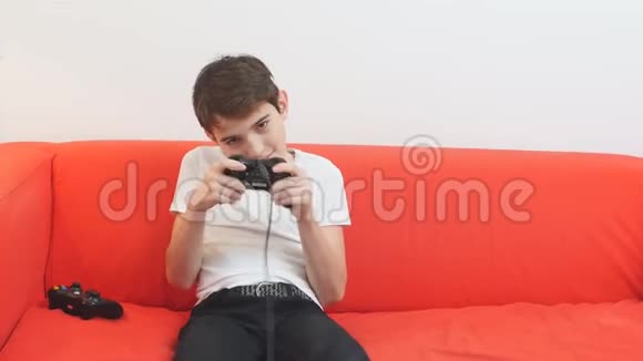 幼儿玩电脑电子游戏视频的预览图