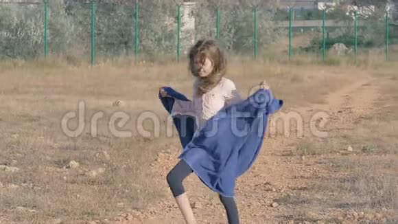一个瘦骨嶙峋的未成年女孩手拿毛巾在禁区附近的贫民窟跳舞理念穷困弃志视频的预览图