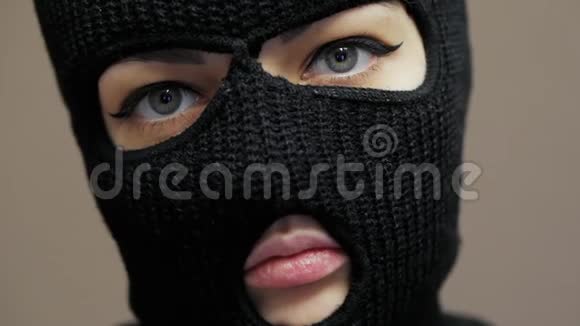 性感女人的特写肖像穿着黑客黑色巴拉克拉瓦面具美丽的眼睛视频的预览图