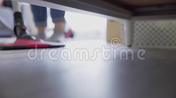 女人用吸尘器打扫床底下的地板视频的预览图
