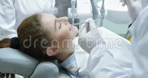 牙医做牙齿检查视频的预览图