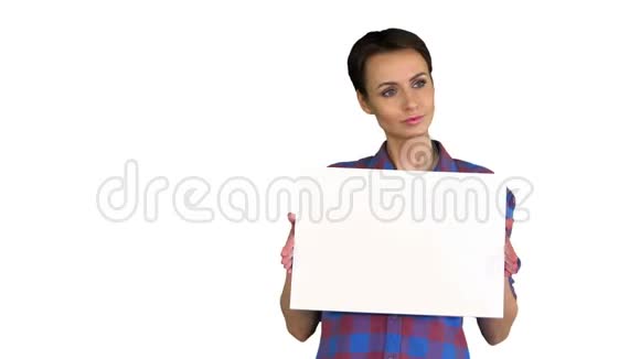 迷人的女人在白色背景上展示空白的白色海报视频的预览图