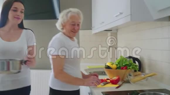 年轻的女人帮奶奶做饭视频的预览图