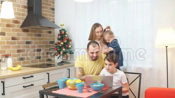 友好的家庭一起在家厨房视频的预览图