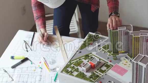 青年专家建筑师制作高层建筑模型视频的预览图