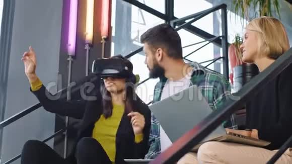 各族上班族一边喝咖啡一边用虚拟现实眼镜玩虚拟游戏视频的预览图