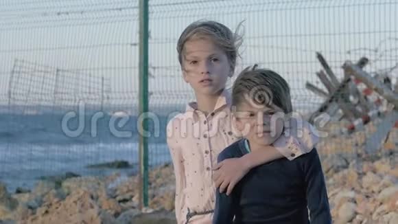 描绘两个被遗弃的儿童靠近国家之间的边界战争的后果摧毁了家庭无助的小男孩视频的预览图