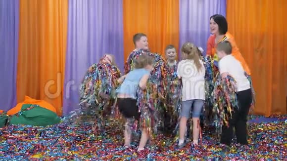 彩色丝带朝不同的方向飞去孩子们玩得很开心亮的孩子情绪视频的预览图