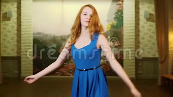 美丽的女孩一头红发顽皮的样子旋转着微笑着跳舞着视频的预览图