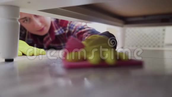 女人用专用清洁剂清洁床下的地板视频的预览图