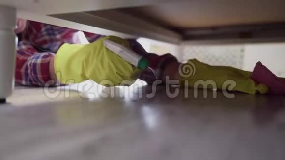 女人用专用清洁剂清洁床下的地板视频的预览图