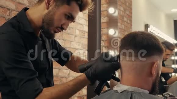 理发店理发时用电动剃须刀剪胡子嗜血者使用修剪器残忍视频的预览图