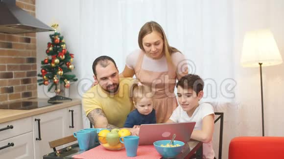 白人一家人坐在厨房里视频的预览图
