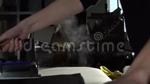 定制过程用蒸汽熨烫黑色t恤视频的预览图