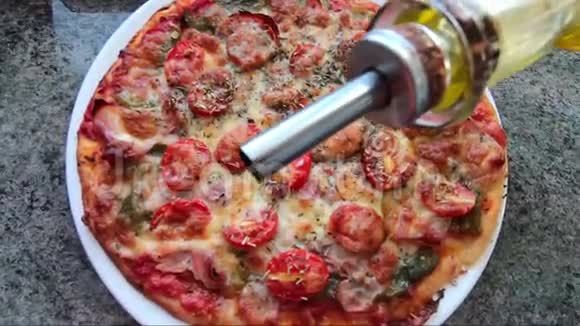 在披萨上涂上橄榄油视频的预览图