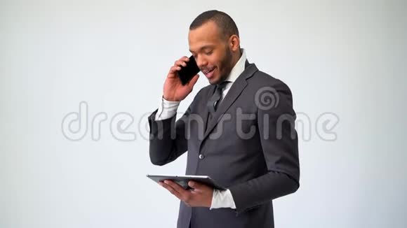 专业的非裔美国商人拿着平板电脑在打电话视频的预览图